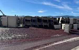 Overturned truck and cherries on road / © Facebook