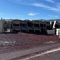 Overturned truck and cherries on road / © Facebook